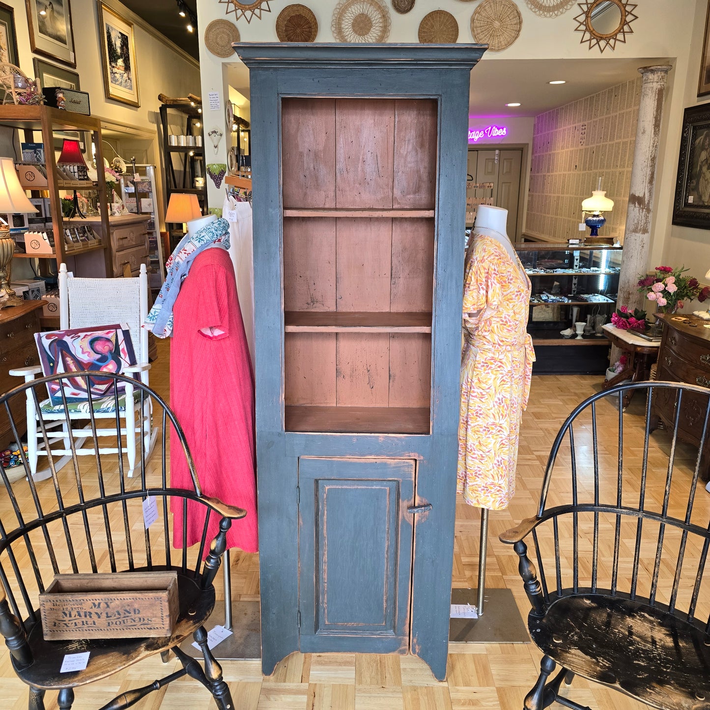 Primitive Narrow Hutch