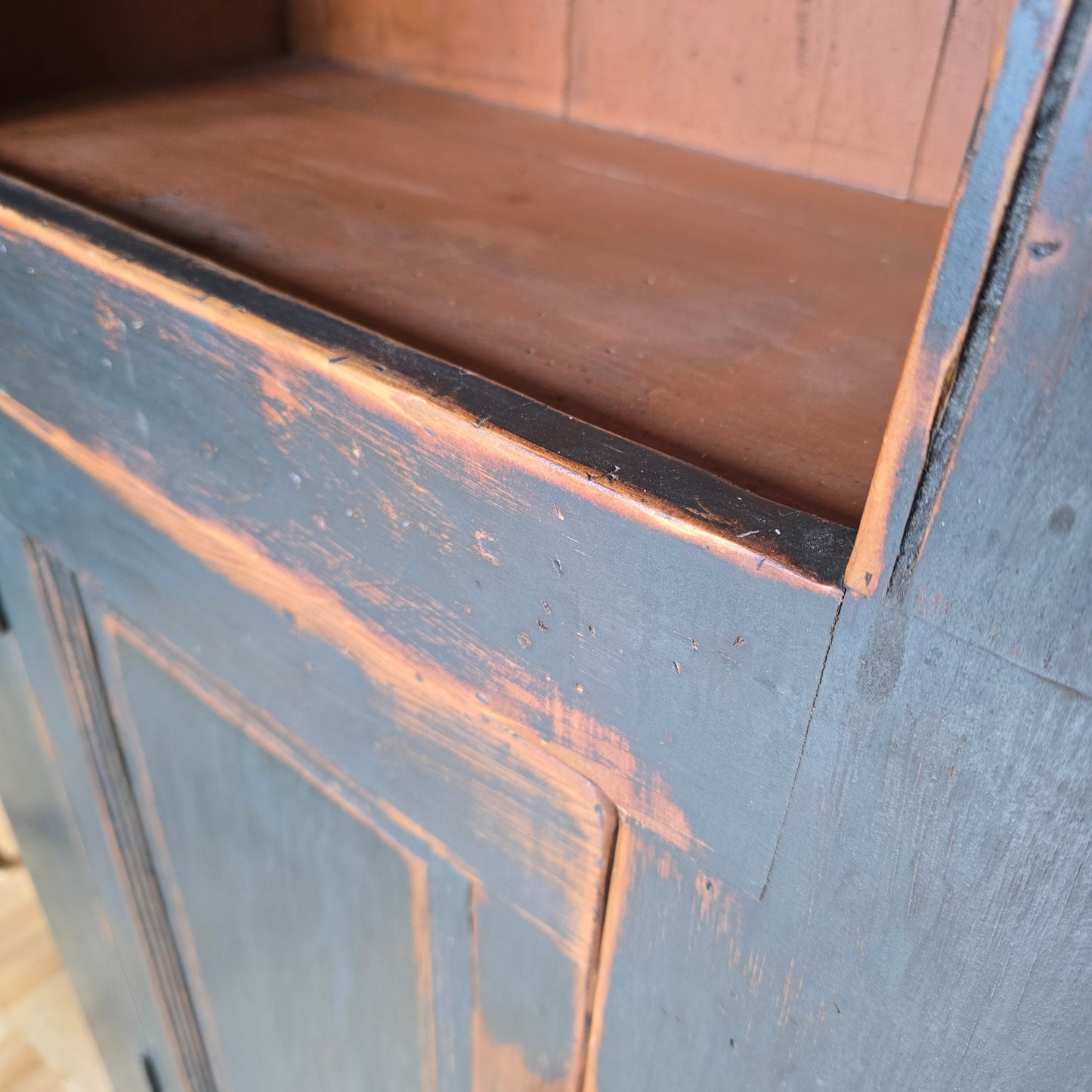 Primitive Narrow Hutch